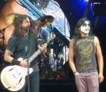 guy spectateur Kiss Guy au concert des Foo Fighters