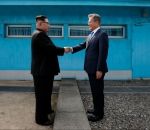 nord coree Poignée de main historique entre Kim Jong-un et Moon Jae-in