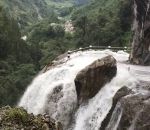chute route Une route traversée par une cascade (Népal)
