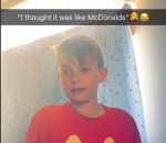 jambe Il pensait porter un t-shirt McDonald's