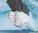 bateau Un voilier entre les icebergs