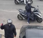 moto vol Il filme 4 personnes qui tentent de voler sa moto devant chez lui