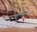 avion urgence atterrissage Un avion des années 1930 atterrit sur une plage