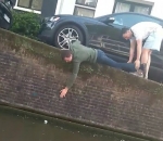 fail eau aide Il essaie de récupérer une canette dans un canal (Amsterdam)