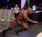 ring titus Le catcheur Titus O'Neil chute en entrant sur le ring