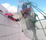 ouvrier Chute d'une vitre depuis le sommet d'un immeuble (Russie)