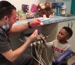 magie Un dentiste fait de la magie à un enfant