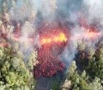 drone Un drone filme une coulée de lave dans une forêt (Hawaï)