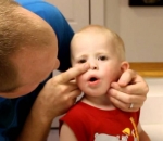 enfant Enlever un petit pois coincé dans le nez d'un enfant