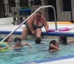 femme eau jambe Une femme se rase les jambes à la piscine (Floride)