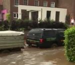 inondation eau Inondation à Oreye, une voiture passe avec sa remorque (Belgique)