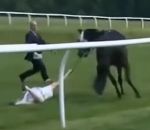 attraper Une journaliste sportive attrape un cheval sans jockey