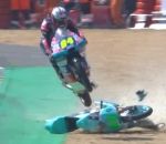 moto course chute Jakub Kornfeil passe par-dessus la moto d'un autre concurrent 