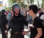 manifestant police Comment la police bloque les manifestants en Russie