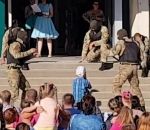 enfant couteau L'armée ukrainienne simule un égorgement devant des enfants pendant un spectacle
