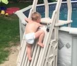 securite escalade Un bébé escalade une échelle sécurisée d'une piscine