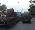 camion chargement Des bobines d'acier roulent sur une remorque