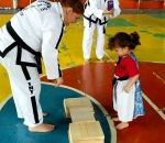 pied taekwondo Une fillette doit casser une planchette au taekwondo (Porto Rico)