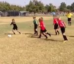 football joueur ballon Un jeune footballeur élimine 3 adversaires