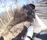 moto chute accident Un motard rate son virage et tombe dans un ravin