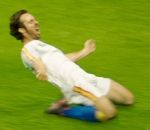 joueur football celebration Super longue glissade sur les genoux d'un footballeur 