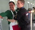 supporter policier Un supporter mexicain blagueur pendant une fouille (Mondial 2018)