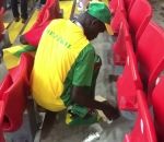 football coupe supporter Des supporters nettoient leurs gradins (Coupe du monde 2018)