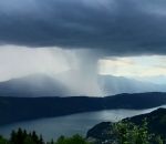 timelapse eau pluie Colonne de pluie au-dessus d'un lac (Autriche)