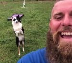 selfie Un chien obéit à son maître dans son dos