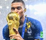 football coupe monde Kylian Mbappé embrasse la coupe #cm2018