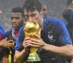 football coupe russie Benjamin Pavard embrasse la coupe #cm2018
