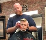 couper enfant Un coiffeur fait une blague à un enfant