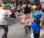 mario champignon marathon Un enfant redonne de l’énergie à des marathoniens avec une pancarte