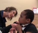 parler enfant Un enfant parle avec un électrolarynx pour la première fois