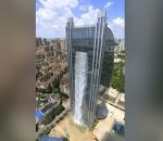 gratte-ciel immeuble Un gratte-ciel équipé d’une cascade (Chine)