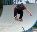pied saut Trick « Impossible » en skatebord pendant un saut