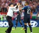 coupe 2018 russie Mbappé frappe dans les mains d'une Pussy Riot #cm2018