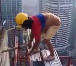 ouvrier dangereux Montage d'un échafaudage au sommet d’un gratte-ciel sans sécurité