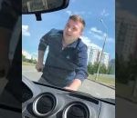 enfant voiture colere Un papa brise les vitres d'une voiture pour récuper sa fille