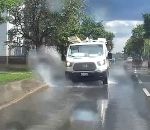 eau voiture flaque Rouler dans des flaques pour éclabousser des piétons (Ottawa)