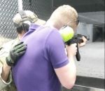 tir arme fusil Un AK-47 se bloque en mode auto dans un stand de tir (Las Vegas)
