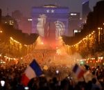 coupe monde supporter Les supporters français fêtent la victoire des Bleus sur les Champs-Elysées #cm2018
