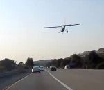 avion Atterrissage d'urgence sur une autoroute
