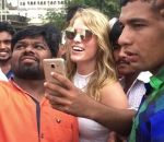 femme selfie une femme blonde est assaillie de demandes de selfie (Bombay)