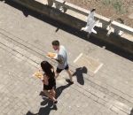 touriste Des goélands volent de la nourriture à des touristes