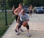 feinte basket Un grand-père fait une feinte au basket