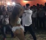 homme femme danse Un homme danse avec une femme sexy (Sicile)