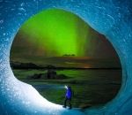 aurore boreale A l'intérieur d'un iceberg en Islande