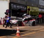 stand voiture Des mécaniciens renversés pendant une course de Stock Car Light