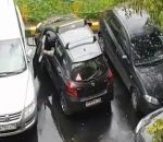 parking stationnement pousser Papy sort sa voiture d'un parking